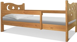 Детская кровать с бортиком, изготовлена из массива сосны, цвет бук