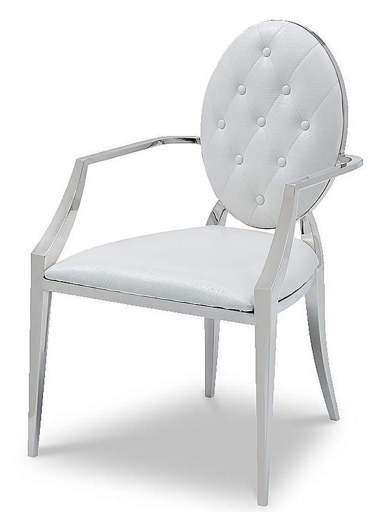 Белый стул с подлокотниками на металлокаркасе.