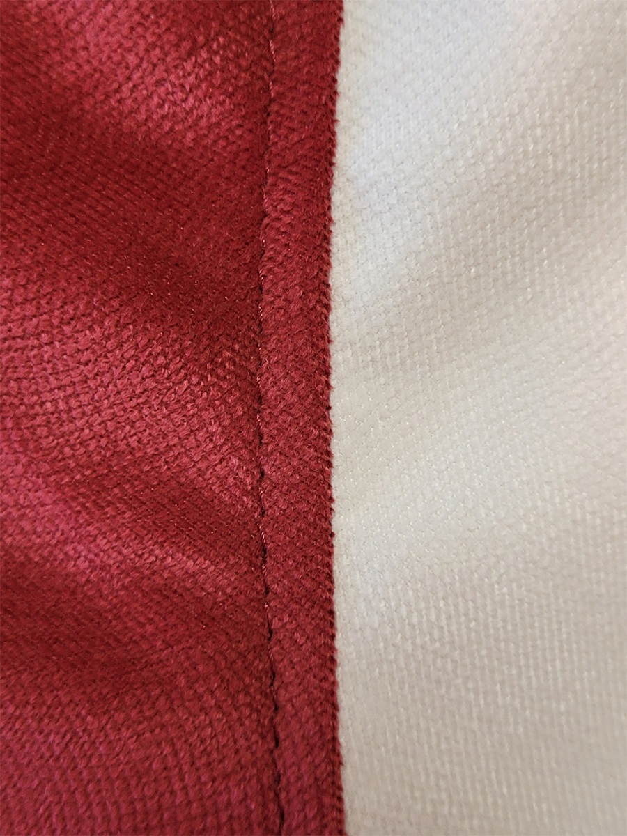 Фрагмент ткани из сочетания двух цветов(красный/серый).