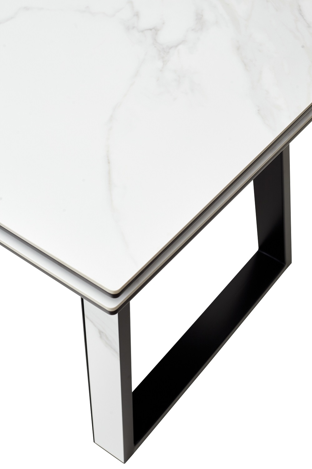 Керамический стол на металлических опорах. Цвет матовая керамика в цвете белый мрамор. Фрагмент столешницы.