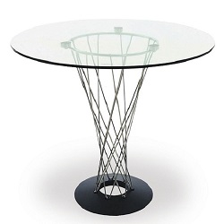 Прозрачный круглый стол на металлическом каркасе.