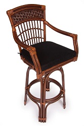 Винтажный барный стул из натурального ротанга цвета античный орех с высокой спинкой, подлокотниками, подставкой для ног, мягкой подушкой из износостойкой ткани рубчик кремового цвета на сиденье.