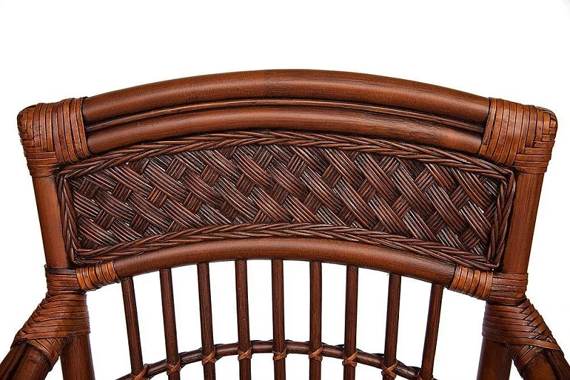 Фрагмент спинки барного стула с использованием нескольких видов традиционного индонезийского плетения. 