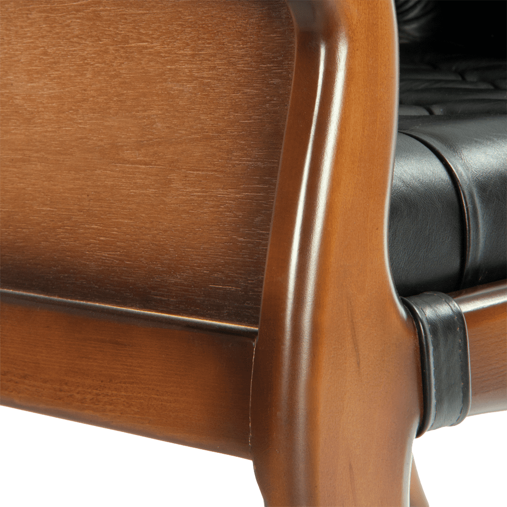 Фрагмент кресла: боковая поверхность из гибкой фанеры «фивьера» - дерево сейба. 