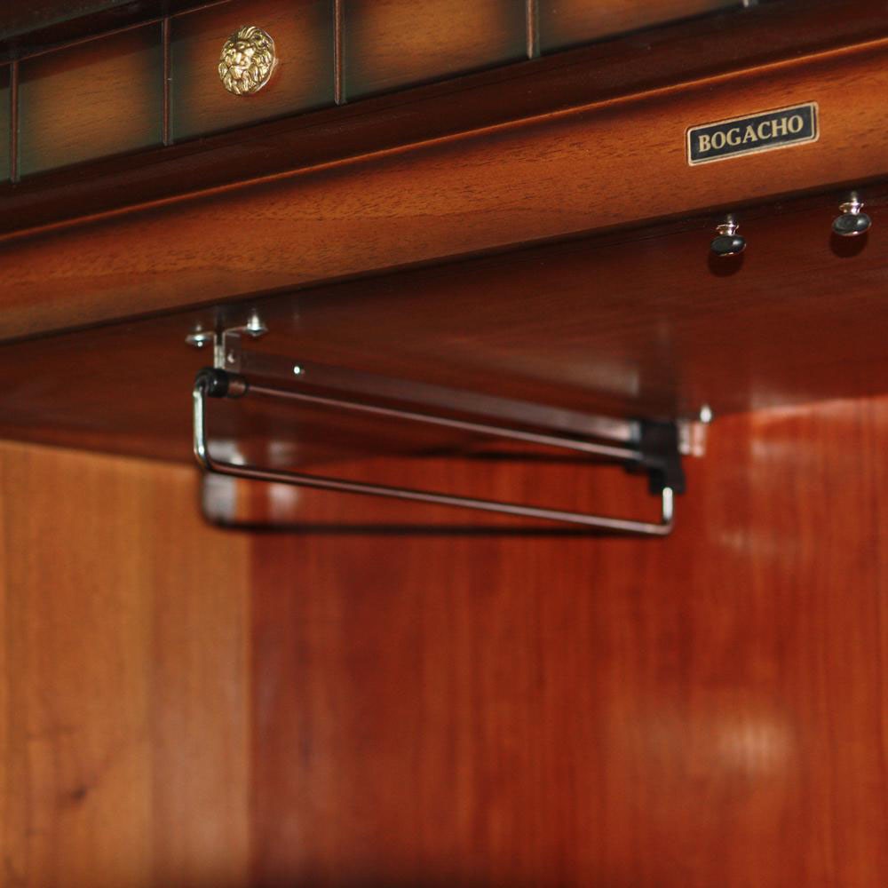 Фрагмент шкафа: выдвижная штанга для верхней одежды.