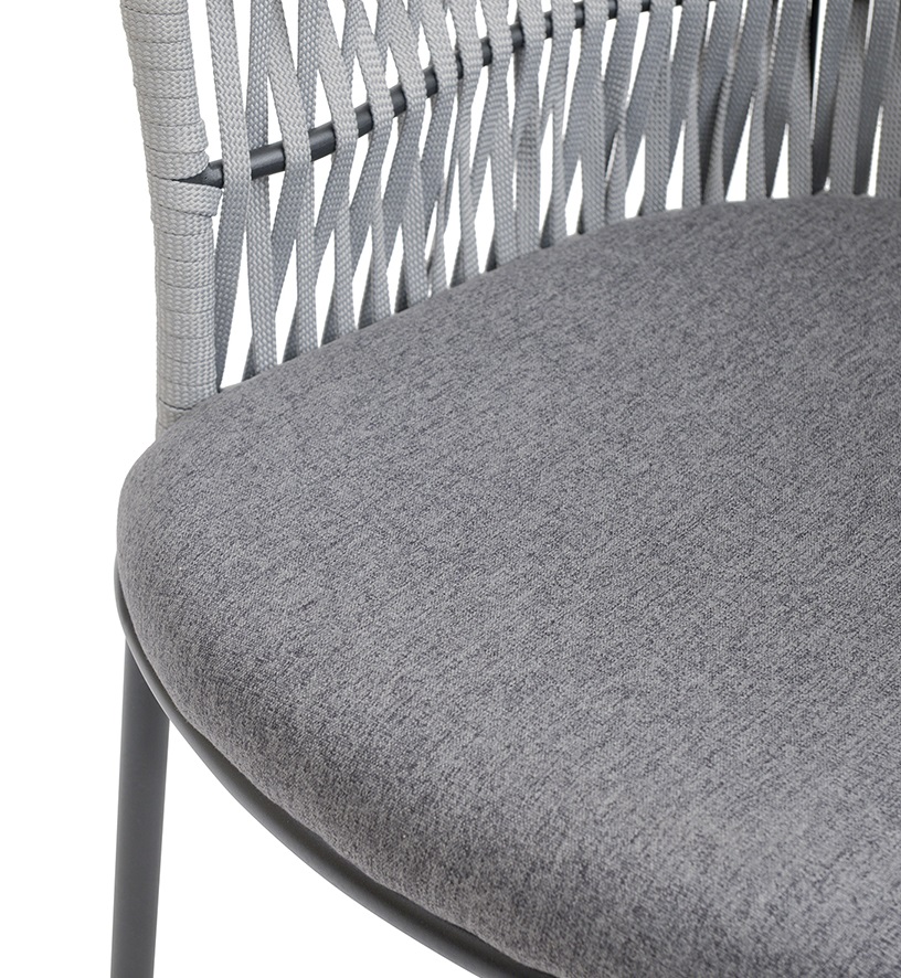 Лаунж-кресло с плетеной спинкой на металлокаркасе. Цвет светло-серый/серый.
