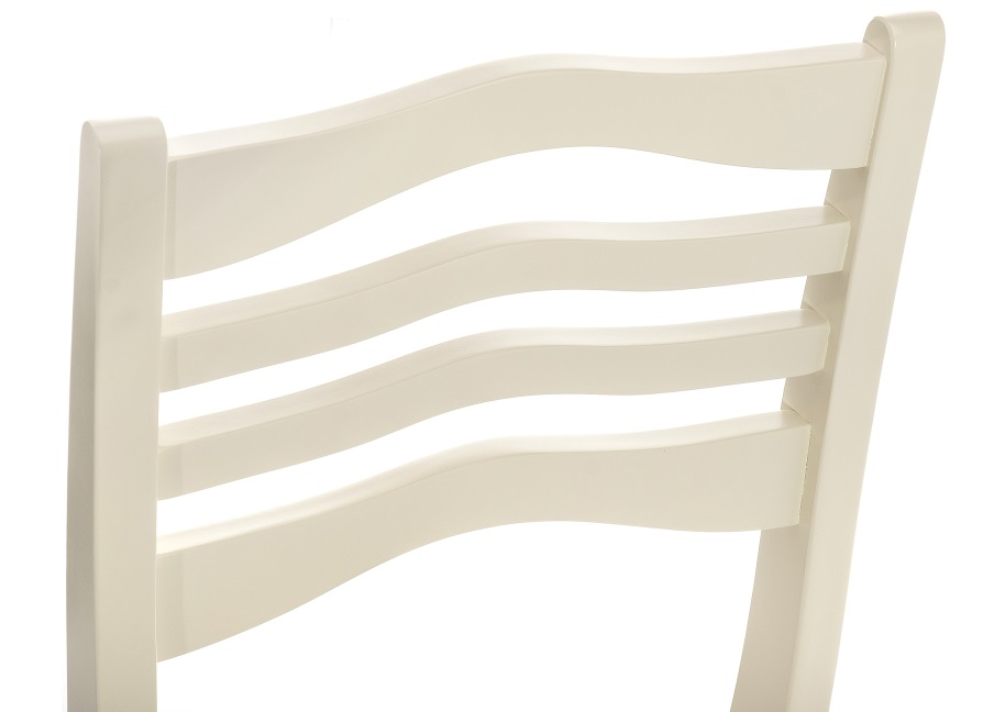 Деревянный стул с мягким сиденьем. Цвет молочный/бежевый с рисунком.