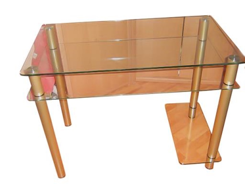 Стеклянный письменный стол с полочкой в коричневом цвете, опоры металлические