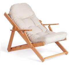 Кресло-шезлонг с каркасом из натурального дерева и съемной подушкой.