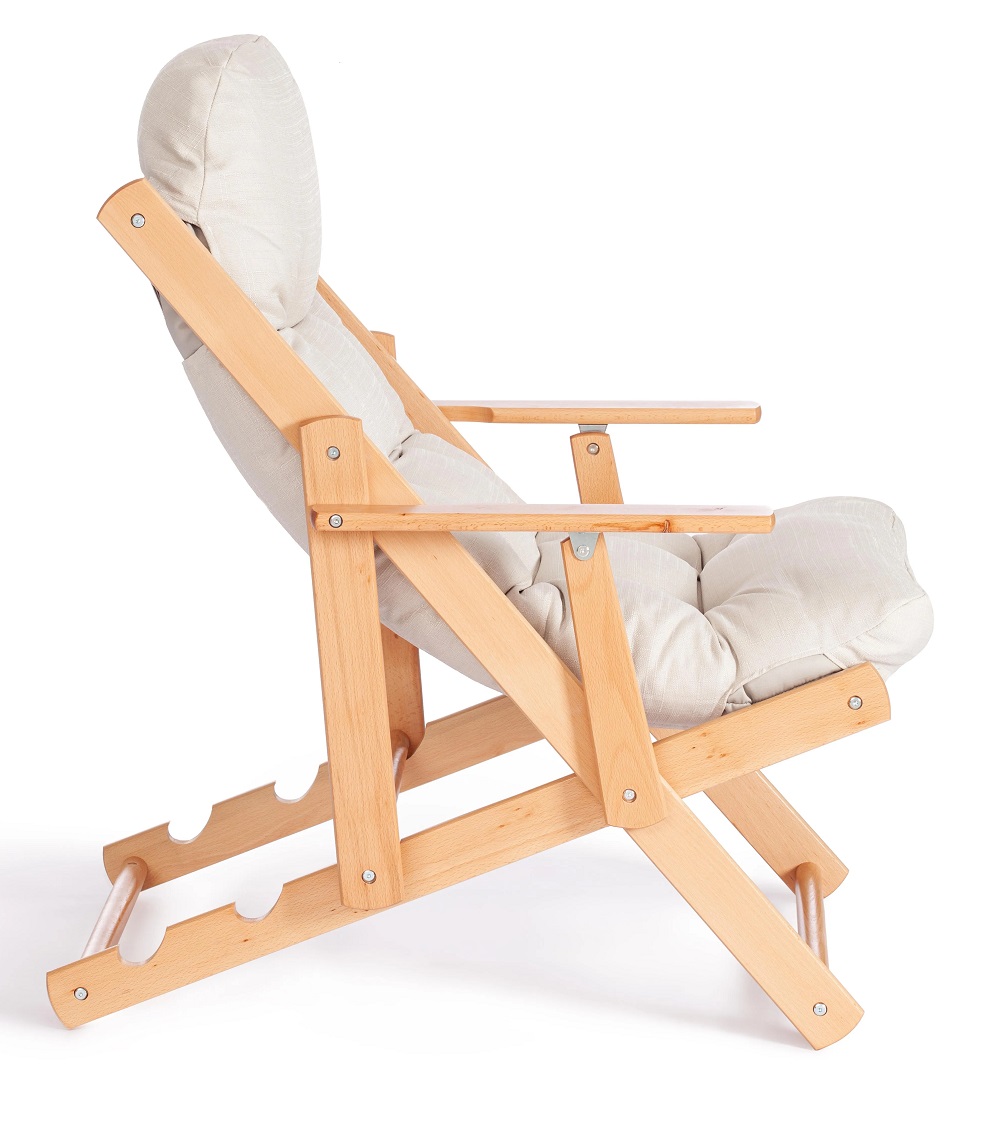 Кресло-шезлонг с каркасом из натурального дерева и съемной подушкой.