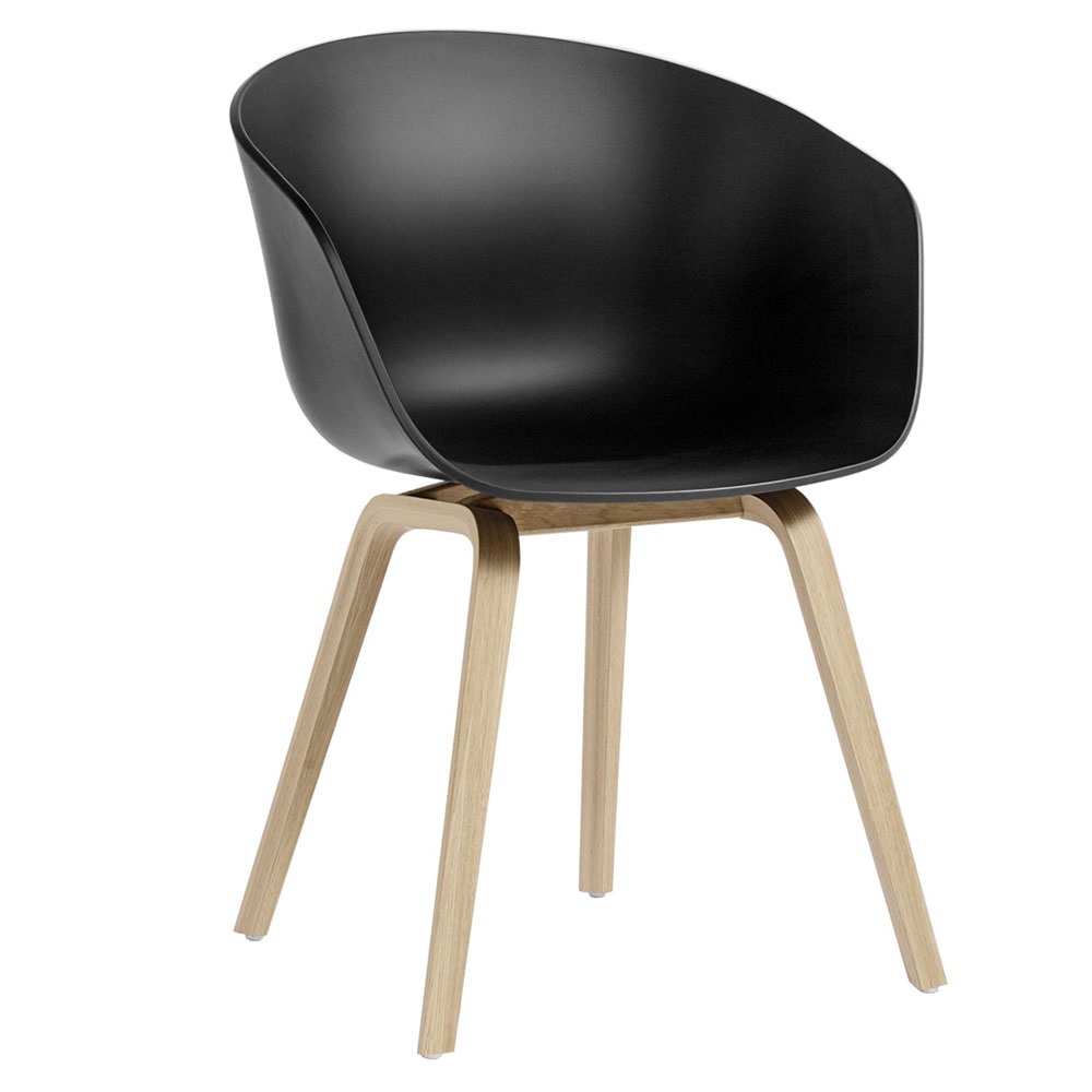 Стул-кресло из цельного чёрного пластика и массива бука в натуральном цвете