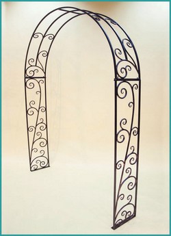 Садовая кованная цветочная арка. Изготовлена из металла, квадрат 12 мм., прут 12 мм., 10 мм. Размер: 2200х1500х300 мм.