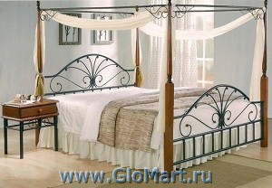 Двуспальная металлическая кровать с деревянными опорами
