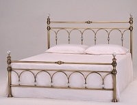 Двуспальная металлическая кровать с низким изножьем