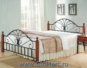 Двуспальная металлическая кровать с резными спинками