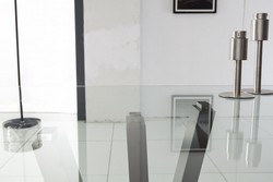 Материал каркаса стола: металл. Столешница прозрачная, из закаленного стекла 12 мм.