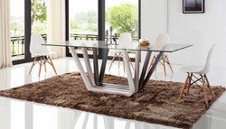 Обеденная группа состоит из  стола стиля модерн и 4 стульев. Материал каркаса стола: металл.