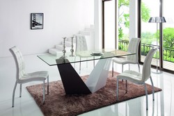 Обеденная группа состоит из стола и 4 стульев. Столешница выполнена из закаленного стекла 12 мм.