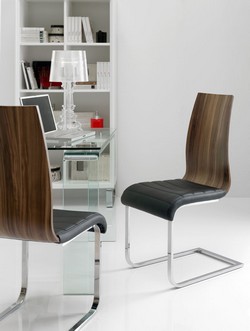 Современный , удобный стул. Спинка из дерева, сиденье кожзам. Материал каркаса: хромированный металл. Цвет стула: спинка орех/ сиденье черное.