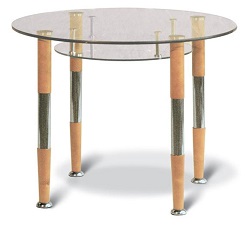 Обеденный стол со стеклянной круглой столешницей и ножками из дерева и металла.