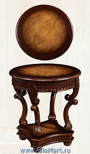 Деревянный чайный столик с резными ножками.