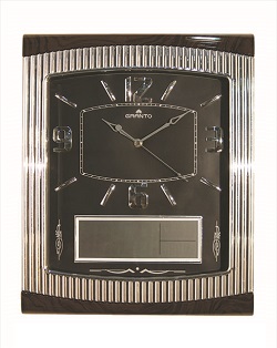 Часы настенные с чёрным циферблатом.