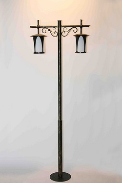 Двойной фонарь на высоком столбе. Цвет металла: чёрный/золото 