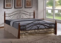 Двуспальная кровать из дерева и металла