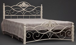 Двуспальная кровать с декором из натурального дерева.
Производство: Малайзия