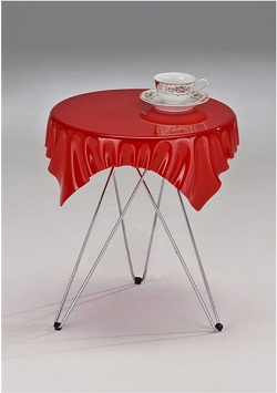 Кофейный столик с акриловым чехлом, имитирующим скатерть