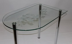 Полуовальный стол из стекла. Стекло с рисунком.