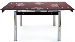 Стеклянный стол цвета бордо с рисунком цветы на столешнице в разложенном виде.