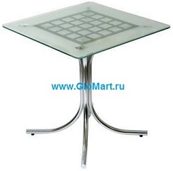 Стеклянный стол квадратной формы на металлической опоре.