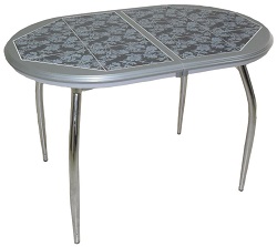 Стол обеденный овальной формы с керамической плиткой.