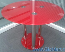 Эффектный стеклянный стол красного цвета