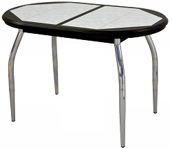 Стол обеденный овальной формы с керамической плиткой.
