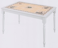 Стол для кухни с керамической плиткой. Белая окантовка.