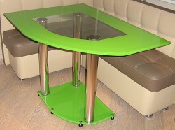 Стеклянный обеденный стол со скошенным углом