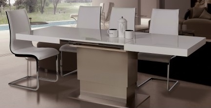 Раздвижной стол из дерева и стекла с белым основанием и столешницей