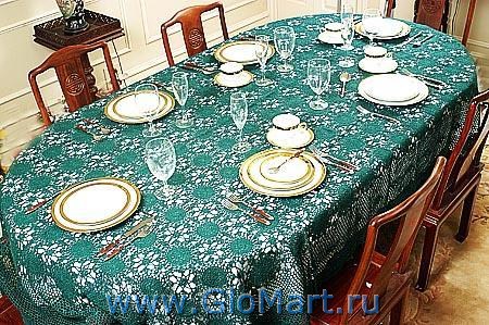 Для этого овального обеденного стола использована скатерть из полиэстера