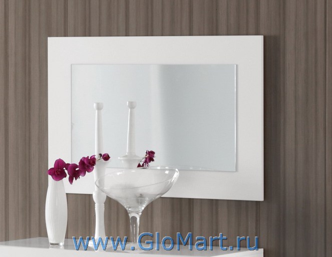 Зеркало для спальни в белом обрамлении.